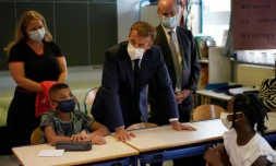Le président Emmanuel Macron visite une école maternelle à Marseille, le 2 septembre 2021