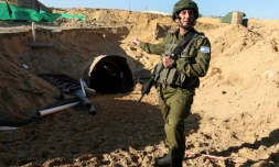 Un porte-parole de l'armée israélienne désigne lors d'une visite de presse l'entrée d'un tunnel dont les forces israéliennes affirment qu'il est "le plus grand" que le Hamas ait creusé, le 15 décembre 2023 près du point de passage d'Erez entre Israël et le nord de la bande de Gaza
