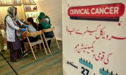 Une soignante (g) administre le vaccin contre le virus du papillome humain (VPH) à une adolescente, lors d'une campagne de vaccination contre le cancer du col de l'utérus, le 24 septembre 2025 à Karachi, au Pakistan