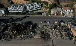 Vue aérienne des ravages de l'incendie de Pacific Palisades à Malibu le 15 janvier 2025 