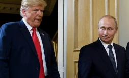 Le président américain Donald Trump (g) et le président russe Vladimir Poutine arrivent pour une réunion à Helsinki, le 16 juillet 2018