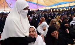 Les familles et les proches des 151 victimes de l'attentat contre une école de Peshawar lors d'une cérémonie en leur mémoire le 8 décembre 2015