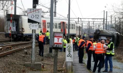 Des policiers belges sur le site du déraillement d'un train près de Louvain, le 18 février 2017