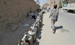 Photo prise le 9 novembre 2017 à Sanaa, la capitale du Yémen, montrant un alignement de bouteilles de gaz vides