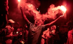 Des Dakarois célèbrent la libération de l'opposant sénégalais Ousmane Sonko et du candidat à la présidentielle Bassirou Diomaye Faye, à Dakar le 15 mars 2024