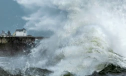 Dès mercredi minuit et jusqu'à jeudi 10h, le Finistère, les Côtes-d'Armor et la Manche seront placés en vigilance rouge vent, soit le niveau maximal d'alerte