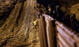 Des migrants à la frontiÚre avec les Etats-Unis photographiés de la ville mexicaine de Tijuana, le 1er janvier 2019.