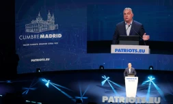 Le Premier ministre hongrois Viktor Orban s'exprime lors d'un meeting du groupe parlementaire Patriotes pour l'Europe, le 8 février 2025 à Madrid