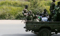 Un véhicule militaire avec des hommes menottés circule dans Bujumbura le 11 décembre 2015