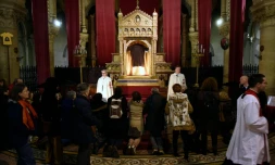 Des fidèles devant la "Sainte tunique du Christ" dans la basilique Saint-Denys d'Argenteuil, dans le Val d'Oise, le 25 mars 2016