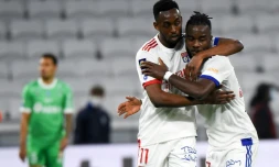 L'attaquant lyonnais Tino Kadewere (g) auteur d'un doublé contre Saint-Etienne, félicité par Maxwel Cornet, le 8 novembre 2020 à Décines-Charpieu  