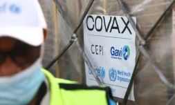 La premiÚre cargaison de vaccin de l'initiative Covax arrive à l'aéroport d'Accra, le 24 février 2021
