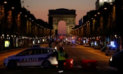 La police bloque l'accès aux Champs-Elysées après un attentat, le 20 avril 2017 à Paris