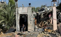 Un homme est assis au milieu des décombres de sa maison dans un camp de réfugiés à Gaza, le 14 mai 2023, dans les territoires palestiniens