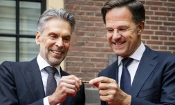 Mark Rutte (d) et son successeur Dick Schoof à la tête du gouvernement des Pays-Bas, lors de la cérémonie de passation à La Haye, le 2 juillet 2024
