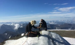 La directrice du centre de recherche de Tarfala, Gunhild Ninis Rosqvist prend des mesures sur le sommet sud du Kebnekaise le 31 juillet 2018. Photo fournie par l'université de Stockholm. 
