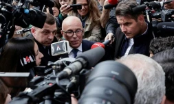 Eric Ciotti entouré de médias le 13 juin 2024, à Paris