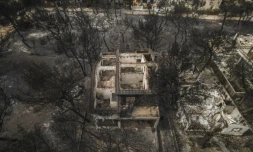Vue aérienne de maisons dévastées par un incendie de forêt dans le village de Mati, près de Athènes, en Grèce, le 24 juillet 2018
