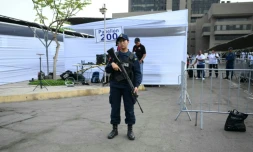 Un militaire se tient devant un bureau de vote lors de la présidentielle au Pérou, le 12 avril 2026 à Lima