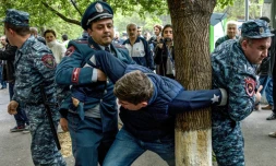 Des policiers arméniens interpellent un manifestant de l'opposition à Erevan, le 20 avril 2018