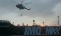 Cette capture d'image d'une vidéo diffusée par les Gardiens de la Révolution iraniens sur leur site Sepah News le 20 juillet 2019 montre les Gardiens de la Révolution arrivant sur le pétrolier britannique Stena Imperio