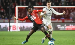 Le milieu de Rennes Eduardo Camavinga (g) à la lutte avec l'attaquant de Bordeaux Nicolas de Preville, en L1 au Roazhon Park, le 21 décembre 2019