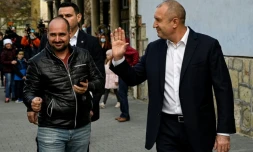 Le président bulgare sortant et réélu Roumen Radev (à droite) salue des partisans après avoir voté au second tour de l'élection présidentielle, à Sofia le 2 novembre 2021