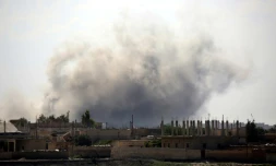 De la fumée s'échappe de Raqa après un raid de la coalition, le 21 juin 2017