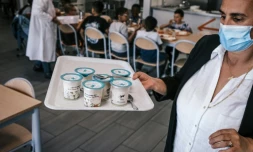 Desserts bio de la ferme du Val Fleury servis à la cantine Johannes Masset de Lyon (centre-est de la France), le 28 mai 2021

