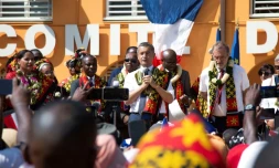 Le ministre de l'Intérieur Gérald Darmanin (c) à Mamoudzou, le 24 juin 2023 sur l'île de Mayotte