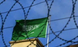 Le drapeau saoudien flotte au-dessus du consulat saoudien à Istanbul le 12 octobre 2018.