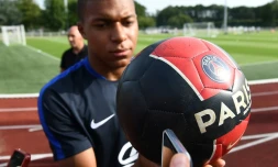 Kylian Mbappé avec ses fans à Clairefontaine, le 28 août 2017