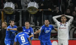 Les joueurs d'Hoffenheim (en bleu) célÚbrent le but 2-2 contre l'Olympique lyonnais, devant le milieu lyonnais Houssem Aouar (droite), le 7 novembre 2018 à Décines-Charpieu
