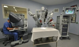 Un chirurgien à l'Institut de Cancérologie de l'Ouest à Saint-Herblain, en France, le 7 décembre 2011