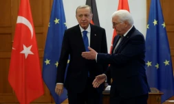 Le président allemand Frank-Walter Steinmeier (d) reçoit son homologue turc Recep Tayyip Erdogan, le 17 novembre 2023 au chùteau de Bellevue, à Berlin