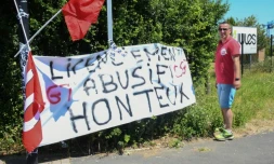 Des syndicalistes de la marque de prêt-à-porter  Happychic bloquent un entrepôt de la marque Jules, à Wattrelos, près de Roubaix, le 02 juillet 2018