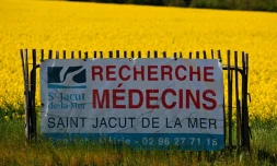 Une affiche de recrutement de médecins à Saint-Jacut-de-la-mer, dans l'ouest de la France, le 11 avril 2025