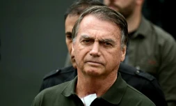 L'ancien président brésilien Jair Bolsonaro, assigné à résidence, quitte l'hÎpital DF Star de Brasilia, aprÚs avoir subi une série d'examens médicaux, le 14 septembre 2025