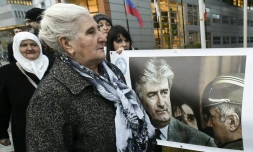 Munira Subasic, survivante du massacre de Srebrenica et présidente du mouvement des Mères de Srebrenica et de Zepa, devant le Tribunal pénal international pour l'ex-Yougoslavie, le 22 novembre 2017 à La Haye