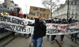 Un millier de personnes, dont des migrants et des occupants de la ZAD de Notre-Dame-des-Landes,  manifestent le 31 mars 2018 Ă  Nantes contre "toutes les expulsions", alors que prend fin la trĂȘve hivernale