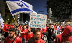 Des Israéliens rassemblés à Tel-Aviv pour la 13e semaine consécutive pour protester contre le projet de réforme de la justice, le 1er avril 2023 