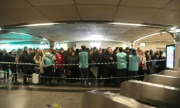 Les usagers de la ligne automatique 14 à la station de métro Saint-Lazare à Paris, le 9 décembre 2019