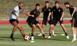 Le Français Thierry Henry (g), adjoint du sélectionneur de la Belgique, Roberto Martinez, entraîne l'équipe nationale à Rostov-on-Don, le 1er juillet 2018