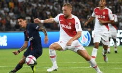 L'ailier argentin du PSG Angel Di Maria (g) à la lutte avec le défenseur polonais de Monaco Kamil Glik, lors du Trophée des Champions, le 4 août 2018 à Shenzhen
