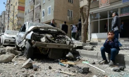 Photo prise à Diyarbakir en Turquie, le 12 avril 2017, sur le site de l'explosion qui a fait plusieurs victimes