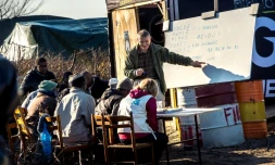 Des enfants migrants suivent la classe dans une école de la "jungle" de Calais, le 16 février 2016