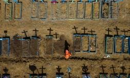 Vue aérienne du cimetiÚre Nossa Senhora Aparecida prÚs de Taruma, Manaus, au Brésil, le 2 juin 2020