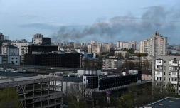 Un panache de fumée à Kiev, frappée par des tirs de missiles russes, le 28 avril 2022, alors que le Secrétaire général de l'ONU Antonio Guterres se trouvait dans la ville 