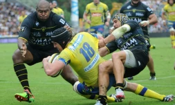 Le Clermontois Arthur Ituria (c) marque un essai conrte La Rochelle en Top 14 au stade Marcel-Deflandre, le 22 août 2015