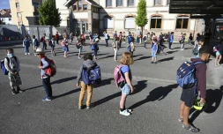 Des élÚves respectent la distanciation sociale dans la cour d'une école élémentaire à Strasbourg, le 22 juin 2020